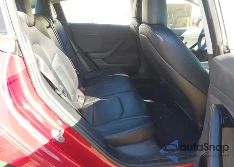 2018 Tesla Model 3 Long Range/Mid Range z USA, uszkodzony, nr VIN 5YJ3E1EA5JF011035